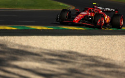 Usaha Carlos Sainz Belum Bisa Menggeser Max Verstappen di Pole Position 