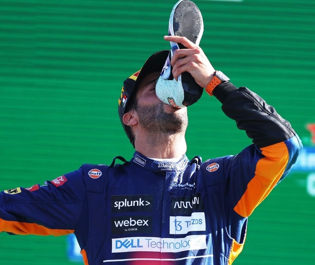 Selebrasi Daniel Ricciardo Minum dari Sepatu, Bagaimana Pandangan Medis?