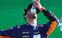 Selebrasi Daniel Ricciardo Minum dari Sepatu, Bagaimana Pandangan Medis?