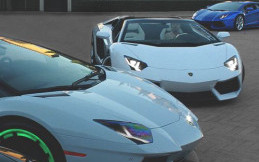 Sekelompok Bocah Ini Main Sepak bola dan Jadikan Lamborghini Gawang