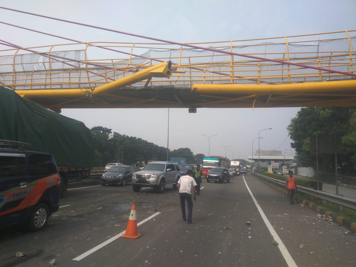 Truk Trailer Over Dimension Sebabkan Tol JORR Padat Hari Ini