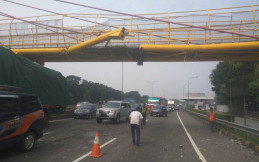 Truk Trailer Over Dimension Sebabkan Tol JORR Padat Hari Ini