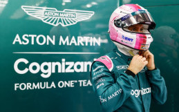Sebastian Vettel Pamer Helm Baru Warna Feminim