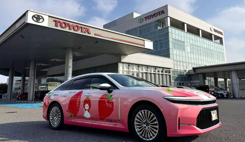 Resmi Meluncur, Model Spesial Toyota Crown Tampil Nyentrik dengan Warna Merah Muda