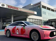 Resmi Meluncur, Model Spesial Toyota Crown Tampil Nyentrik dengan Warna Merah Muda