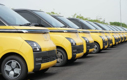 35 Unit Wuling Air ev Diserahkan ke Pengusaha Jusuf Hamka
