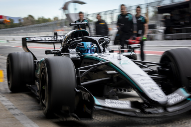 Respons Pembalap Mercedes-AMG Petronas F1 Perdana Geber W17