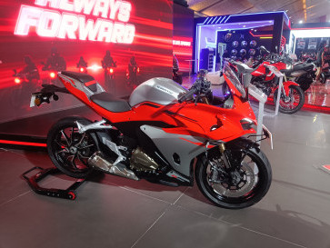 QJMotor Perkenalkan Tourino 250 DX, SRK 250 RA, dan RiderPro di IIMS 2026