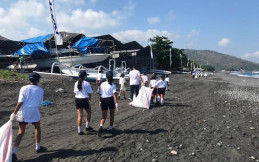 Bersih-bersih Pantai, Suzuki Ajarkan Anak SD Kelola Limbah Plastik
