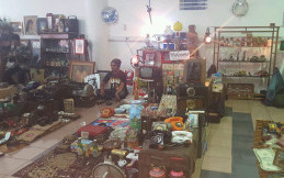 Barang Antik di Parjo Bandung Ludes