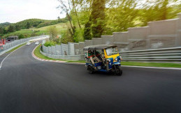 Wuihh.. Tuk-tuk Berhasil Lahap Sirkuit Nurburgring