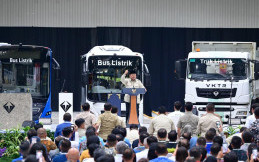 Presiden Prabowo Subianto Targetkan Produksi Massal Sedan Listrik Nasional pada 2028