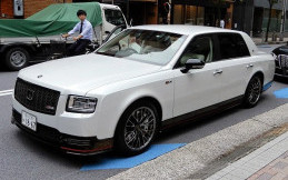 Gokil, Toyota Century Versi GRMN Berkeliaran di Jepang