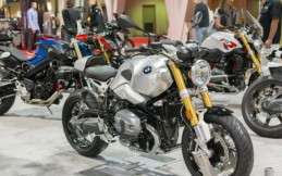 Berpose di Samping BMW R Nine T, Nikita Mirzani Tampil Menarik