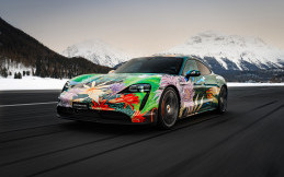 Richard Phillips Hadirkan Porsche Taycan Berbaju Hasil Karya Seni