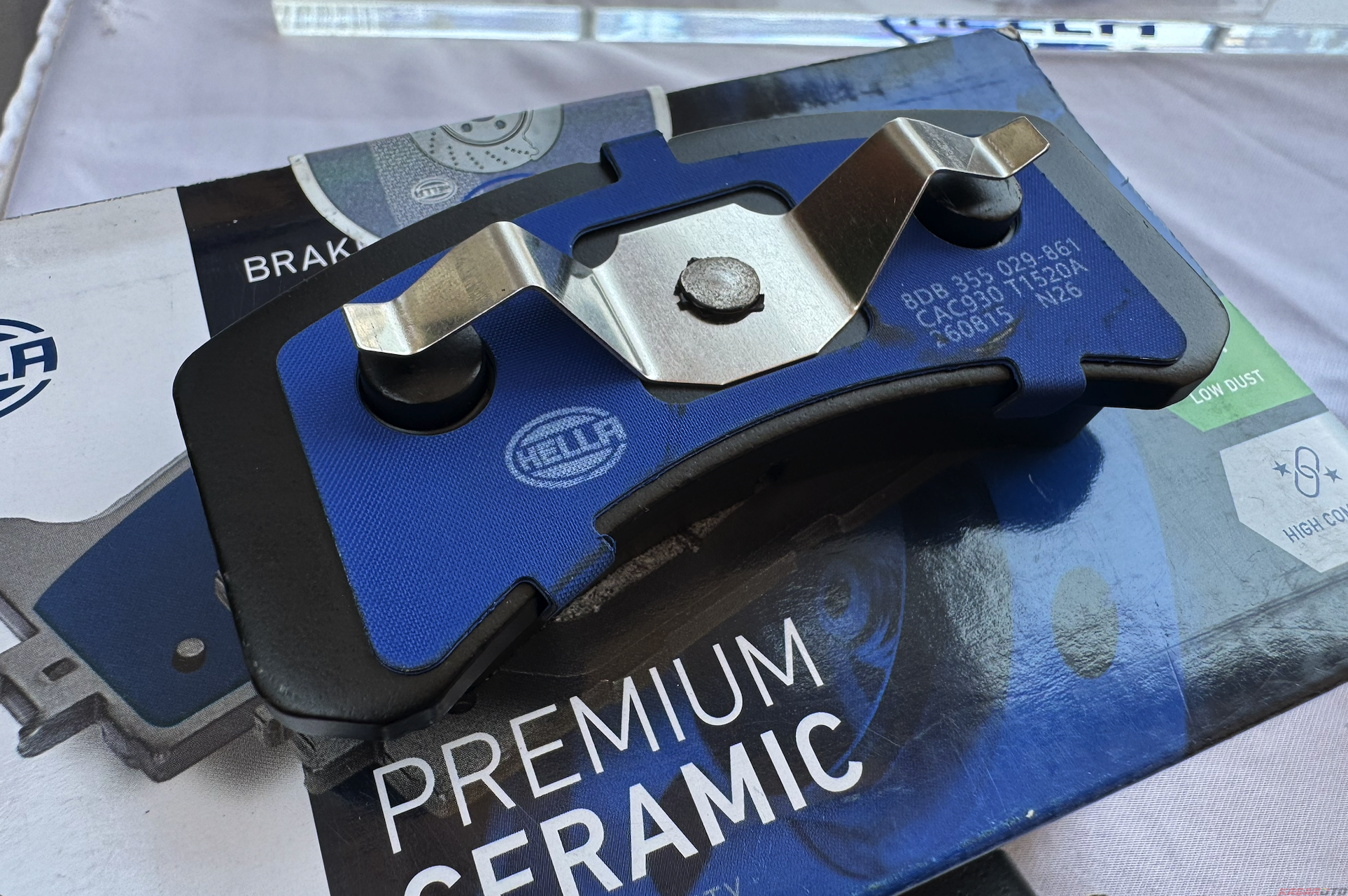 Kampas rem Hella Premium Ceramic, KabarOto