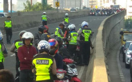 Jangan Ditiru!! Pengguna Roda Dua Bikin Macet JLNT Casablanca