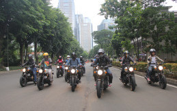Cara Royal Enfield Melestarikan Kebangkitan Keris Bali