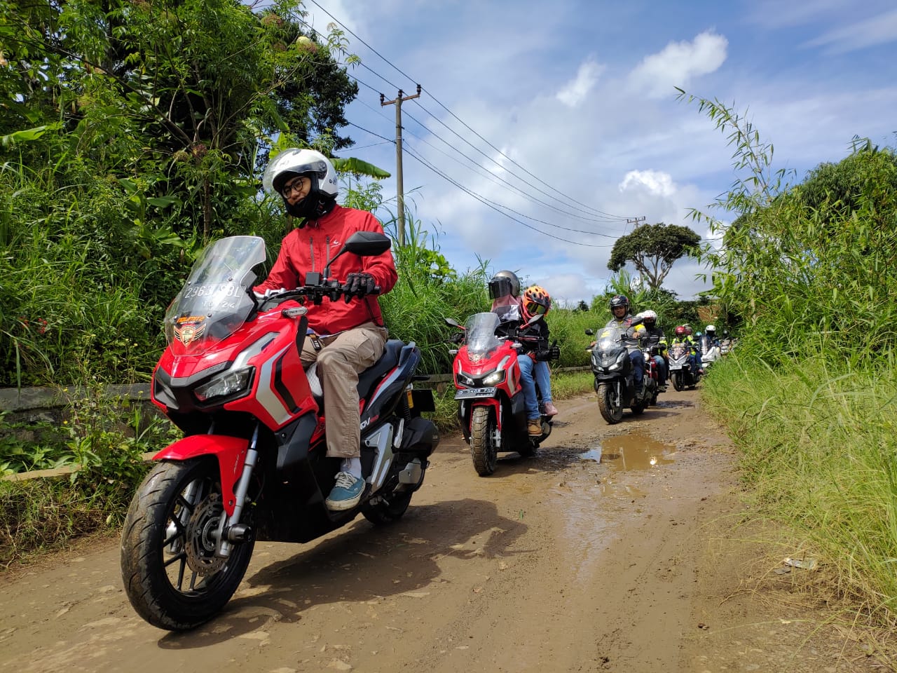 Cara Aman Melintasi Jalan Rusak Saat Naik Motor