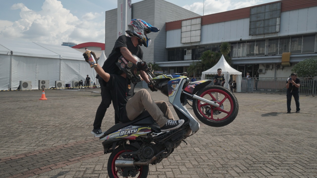 Pembalap Hingga Aksi Freestyle dan Jeep Militer Riuhkan Suasana IIMS 2022