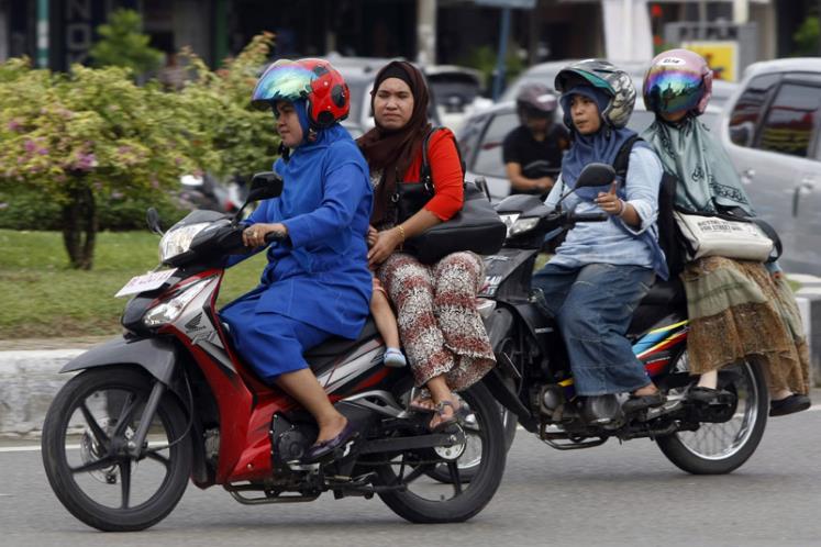 Tips Wanita Berhijab Duduk Menyamping di Motor