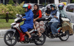 Tips Wanita Berhijab Duduk Menyamping di Motor