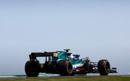 Gagal Finis, Sebastian Vettel Pungut Sampah di Tribun
