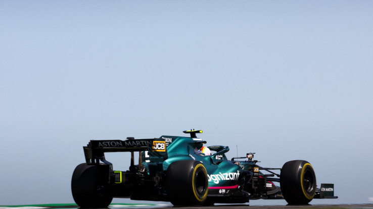 Gagal Finis, Sebastian Vettel Pungut Sampah di Tribun