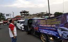 Komunitas Toyota Sienta (TOSCA) Berbagi Takjil Jelang Buka Puasa