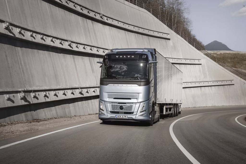 Volvo Trucks Sodorkan Teknologi I-Roll agar Hemat Bahan Bakar