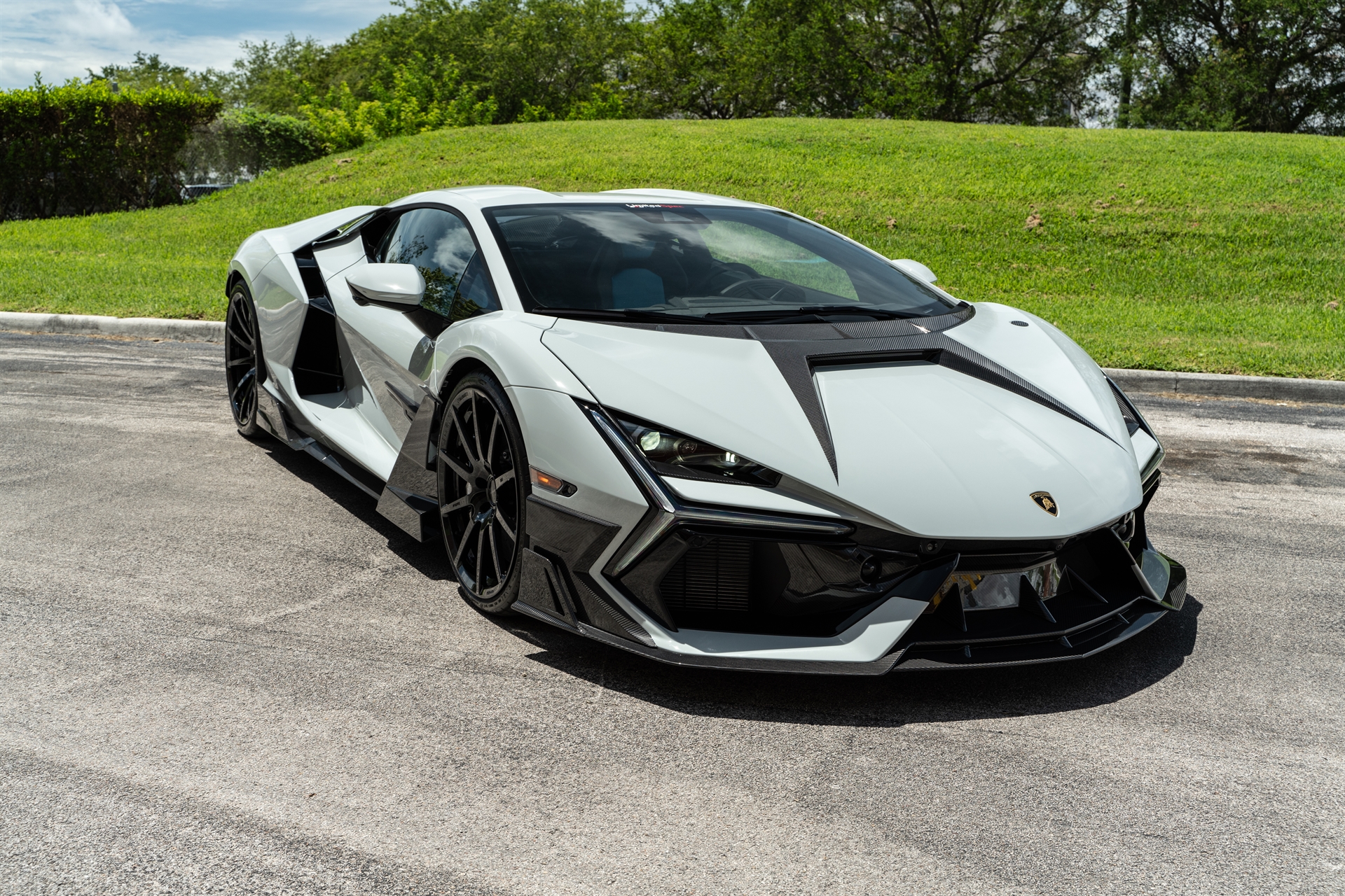 Lamborghini Revuelto Tampil Nyentrik Berkat Rombakan Mansory