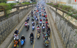 Seru.. Riding Gabungan Ratusan Pencinta Vespa dari Berbagai Usia