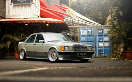 Mercedes-Benz W201 190E Ini Dimodifikasi ala Goin Style