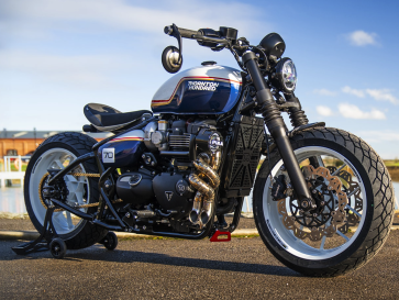 Triumph Bonneville Bobber Rasa Porsche 911 Dakar Karya Thornton Hundred