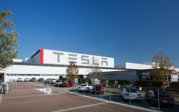 Tesla Buka 2 Stasiun Pengisian Listrik Terbesar di Dunia