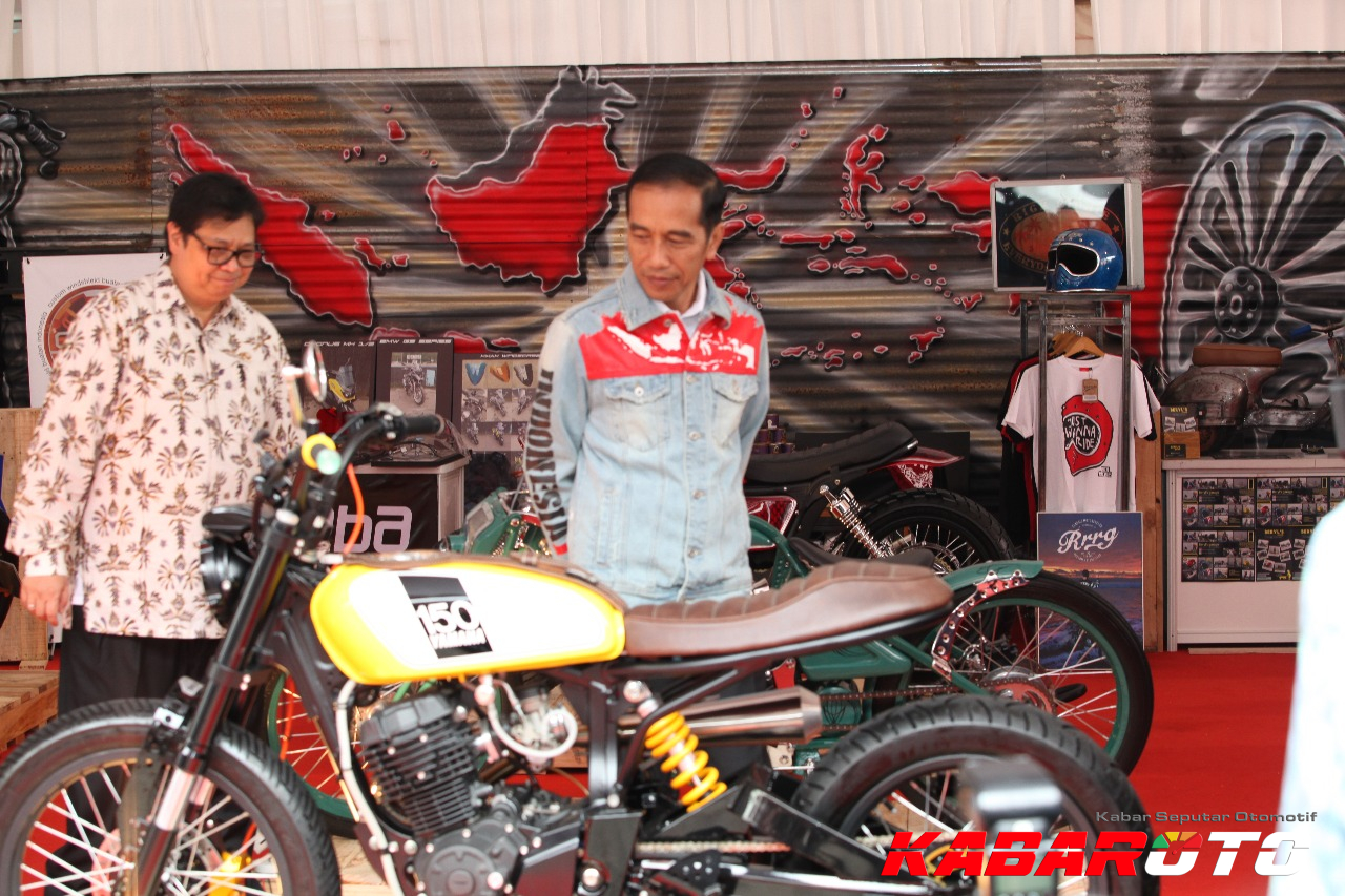 Jokowi saat melihat pameran motor di IIMS