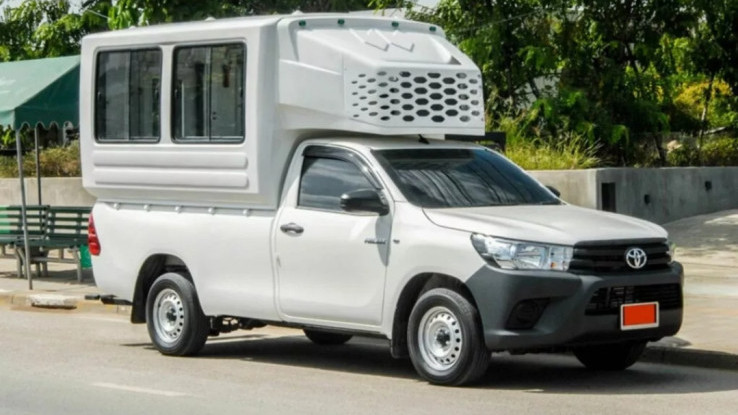 Keren, Toyota Hilux Pikap Ini Diubah Menjadi Minibus