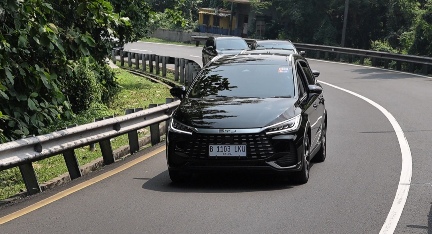 Uji BYD M6 DM Rute Jakarta - Sentul - Serpong, 150 Km Tanpa BBM