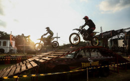 Diguyur Hujan, Hari Pertama Trial Game Dirt Solo Menantang