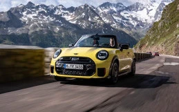 MINI JCW Convertible Hadir dalam Pilihan Warna Sunny Side Yellow