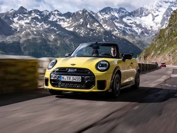 MINI JCW Convertible Hadir dalam Pilihan Warna Sunny Side Yellow