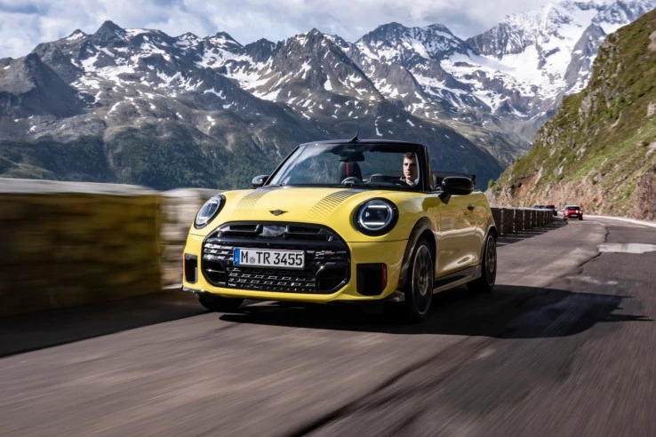 MINI JCW Convertible Hadir dalam Pilihan Warna Sunny Side Yellow