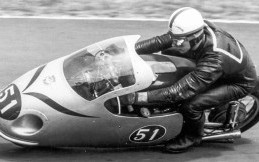 Mengenang John Surtess, Legenda Balap Multitalenta Berprestasi di MotoGP dan Formula1