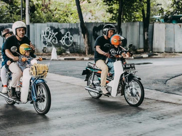 Instruktur Beberkan Cara Aman Bikers Ketika Bonceng Buah Hati