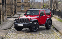 Jeep Wrangler Chelsea Truck Hadir dalam Warna Merah Menggoda