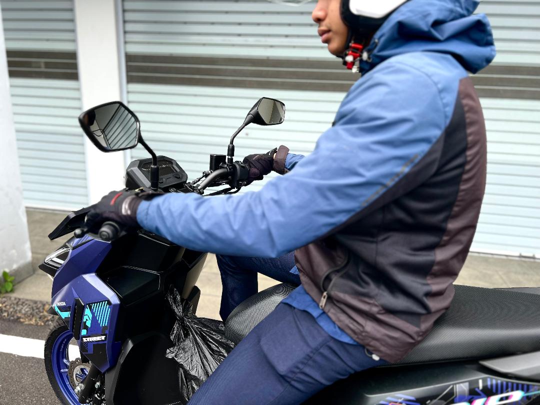 Bahaya Menggantung Barang di Stang Motor, Berisiko Celaka
