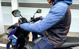 Bahaya Menggantung Barang di Stang Motor, Berisiko Celaka