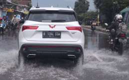 Berkendara Saat Hujan Deras, Ini Cara Amannya!