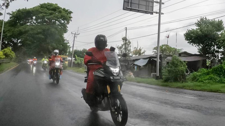Berteduh Saat Hujan Jadi Kesalahan Fatal Banyak Bikers Indonesia, Ini Alasannya