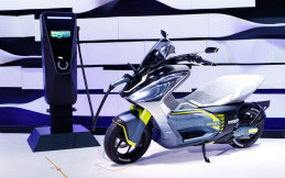 Skuter Listrik Yamaha akan Temani Honda PCX Electric